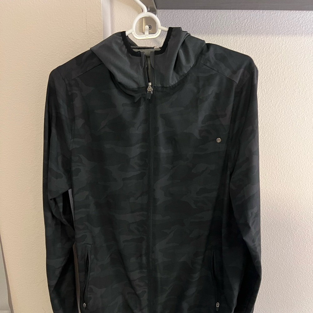 Vuori lightweight black camo jacket